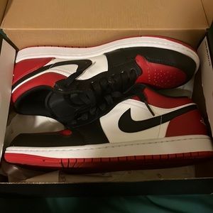Jordan low bred toes size 8.5 men’s
